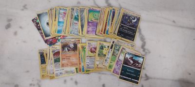 beaucoup de cartes pokemon sur la table