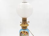 une lampe sur laquelle figure l'image d'une femme