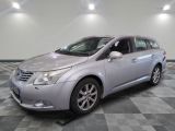 une photo d'une Toyota Venza argentée garée dans un garage