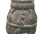 une statue représentant un homme assis sur un pot