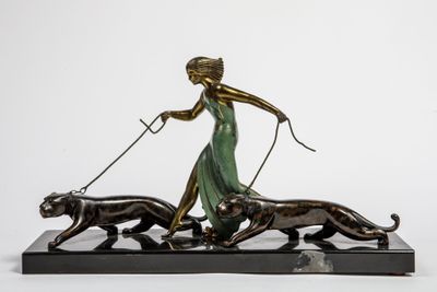 statue en bronze représentant une femme promenant deux chiens en laisse