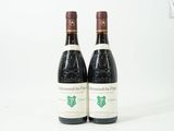 deux bouteilles de vin posées l'une à côté de l'autre sur une surface blanche