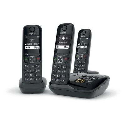 trois téléphones filaires posés les uns sur les autres sur une surface blanche