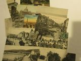 de nombreuses vieilles photos d'une ville sur un réfrigérateur