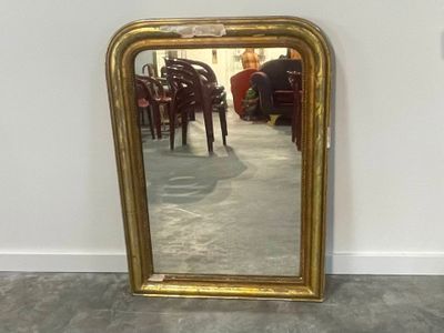 un miroir posé sur le sol d'une pièce