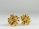 une paire de boucles d'oreilles en or et diamants sur fond blanc