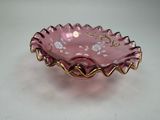 bol en verre rose orné d'une bordure dorée et de motifs floraux