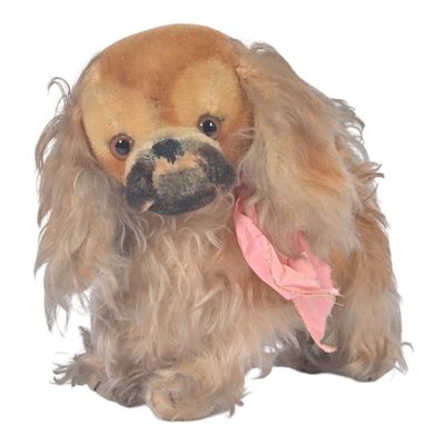 un petit chien avec un nœud rose autour du cou