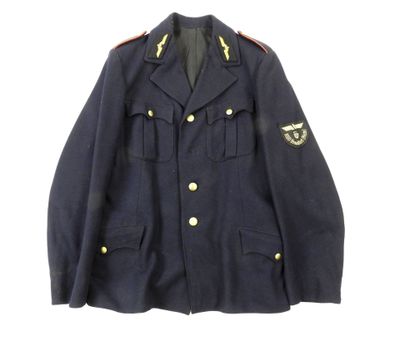 une image représentant une veste militaire sur fond blanc