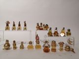 de nombreux flacons de parfum de toutes sortes exposés sur une étagère