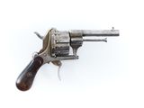 un vieux revolver avec un manche en bois sur fond blanc