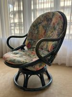 Fauteuil à l'assise pivotante en rotin teinté bleu avec une … (photo 2)