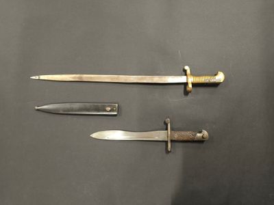 deux couteaux sont assis l'un à côté de l'autre sur une table