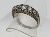 une image représentant une bague en argent sertie de trois pierres