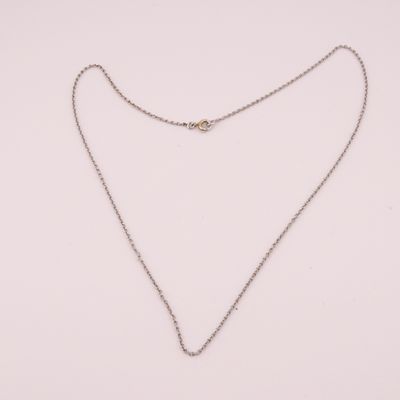 un collier en argent avec un pendentif en forme de cœur au bout d'une chaîne