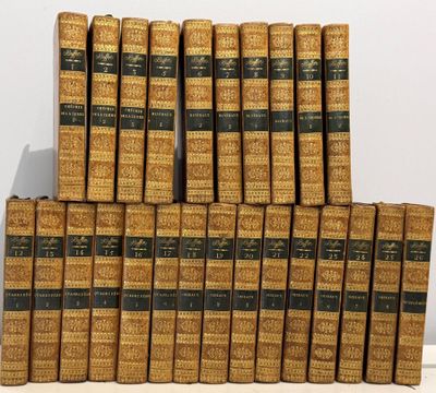 une pile de vieux livres posés les uns sur les autres