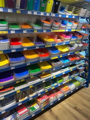 beaucoup de livres sur les étagères du magasin