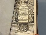 Quelqu'un tient un livre à la main, et celui-ci est ouvert.