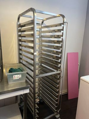 une photo d'une cuisine professionnelle avec une étagère remplie d'aliments