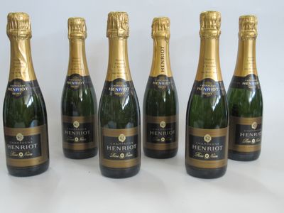 six bouteilles de champagne sont alignées