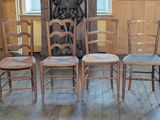 quatre chaises alignées dans une pièce