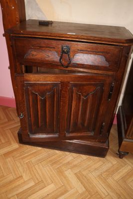 un meuble en bois surmonté d'une porte