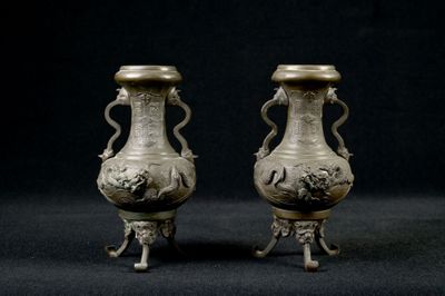 deux vases posés sur une surface noire