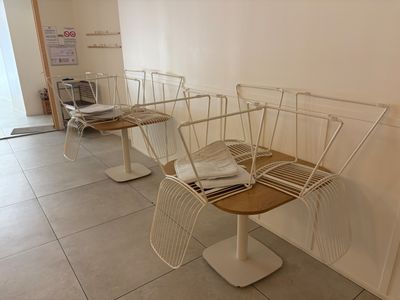trois chaises qui se trouvent ensemble dans une pièce