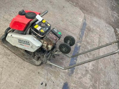 a small lawn mower that is laying on the ground