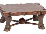 une photo d'une table basse en bois sur laquelle se trouve une balle