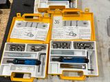un grand nombre d'outils posés sur une table