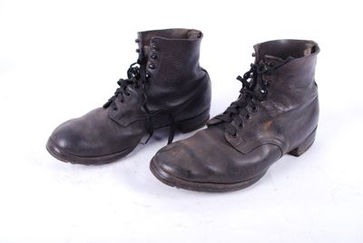 Une paire de brodequins type panzer nominative