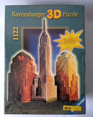 le puzzle 3d ravensburger est représenté sur une surface blanche