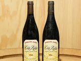 deux bouteilles de vin posées sur un tonneau