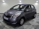 une photo d'une Toyota Yaris grise garée sur un sol à damier