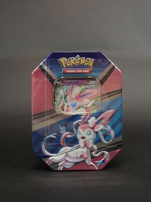 gros plan d'une boîte de cartes pokemon sur une table