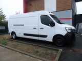 une camionnette blanche garée devant un bâtiment