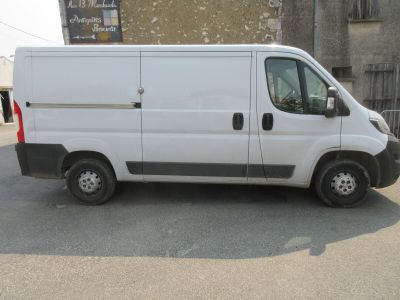 une camionnette blanche garée sur le parking