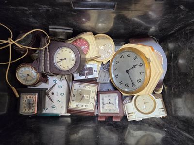 Réveils, horloges électrique dont un ‘Lepaute Secteur-Synchr…