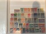 l'ombre d'une personne debout devant une photo de timbres