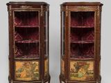 paire de vitrines de style Louis XV, peintes et dorées