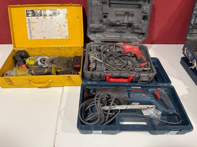 Plusieurs outils sont posés sur une table avec un fond rouge.