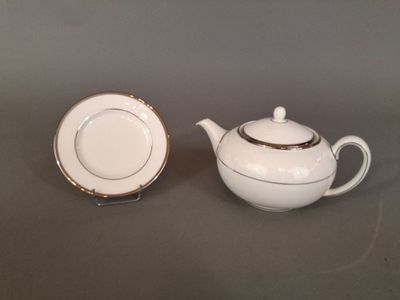 une théière blanche et une théière blanche posées sur une table