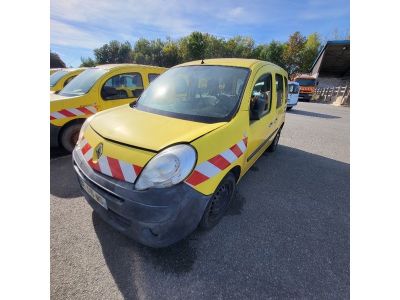 une camionnette jaune garée dans un parking