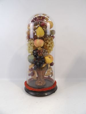 un vase en verre rempli d'un assortiment de fruits et de fruits à coque