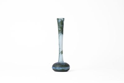 un vase posé sur une surface blanche