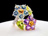 une image montrant un gros plan d'une bague ornée de fleurs