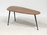 une table basse en bois avec des pieds noirs et un plateau en bois