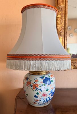 une lampe posée sur une table, avec un miroir en arrière-plan