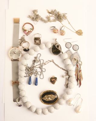 une photo d'une photo représentant un collier et quelques bijoux
